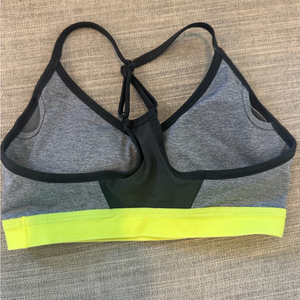 (4) Nike sports bras - Picture 5 of 14